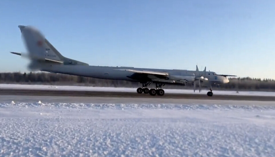 The Kh-101 can be seen attached to the pylon under the wing as the Tu-95MS lands after mission outside northern Norway. The failed blurring of the tail to hide the identification of the plane is made by the ministry. Un bombardier incendié a volé avec un missile sous l'aile dans le nord de la Norvège en février. - 15