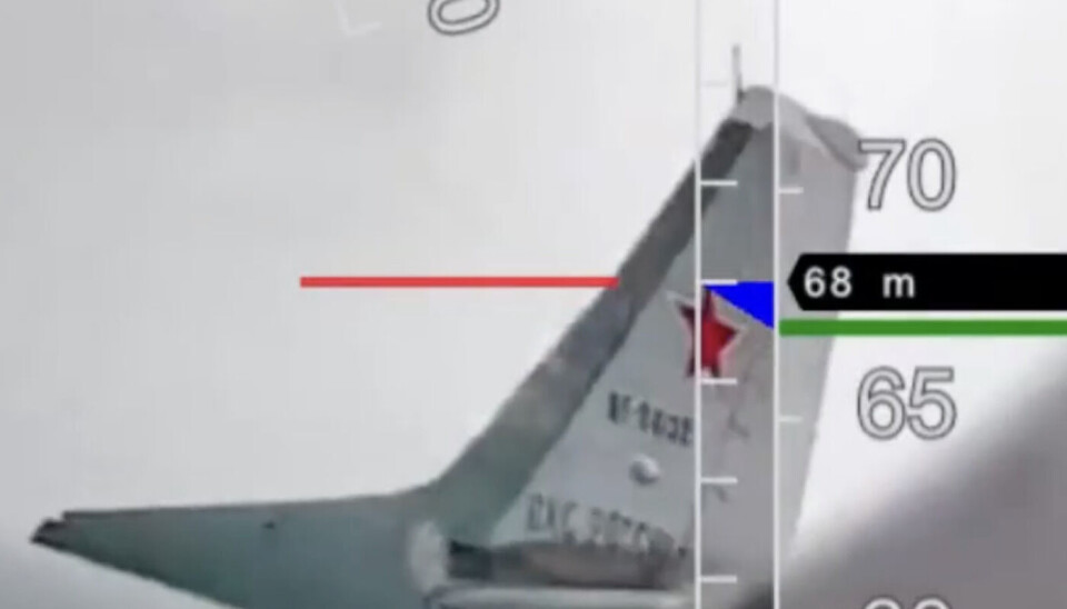 The tail number RF-4132 is visible seconds before one of the Ukrainian drones blow the bomber up while parked on the apron at Olenya air base on June 1. Un bombardier incendié a volé avec un missile sous l'aile dans le nord de la Norvège en février. - 18