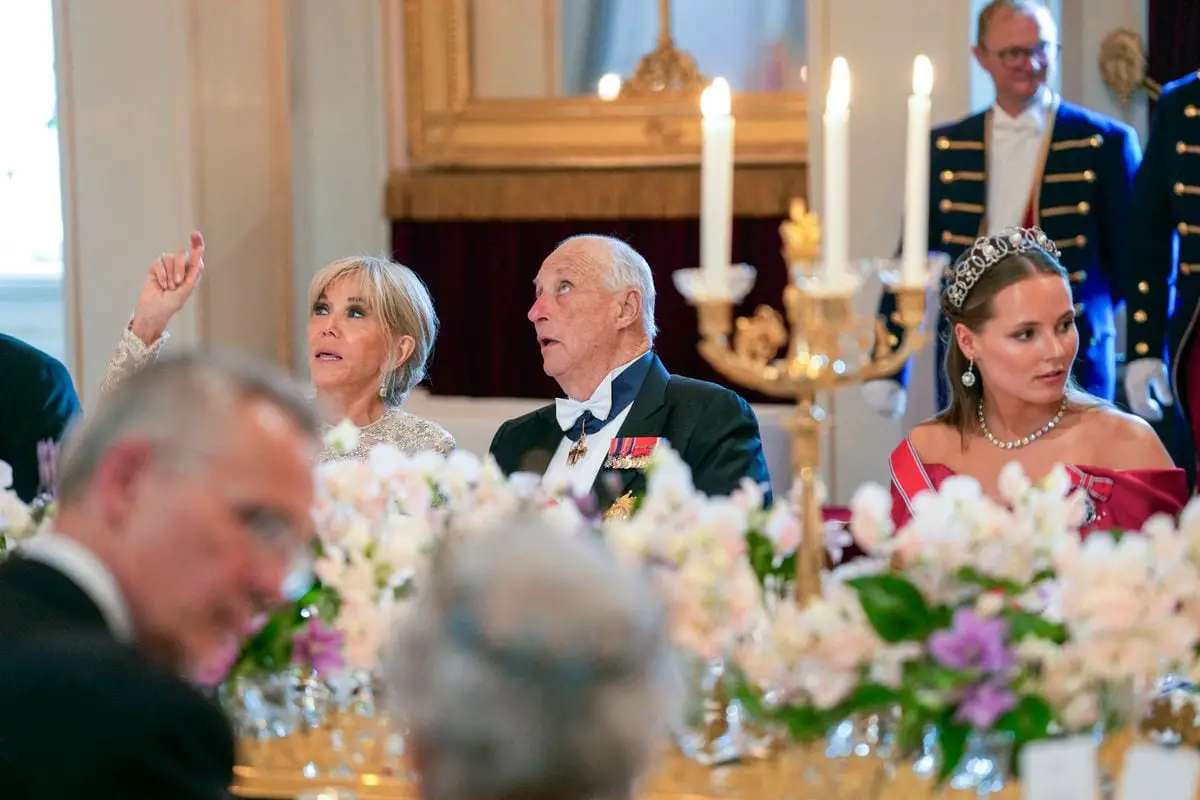 La princesse Ingrid Alexandra de Norvège brille en diadème au palais royal en compagnie d'un président et d'une première dame 9 (De gauche à droite) Brigitte Macron, épouse du président français, fait un geste à côté du roi Harald V de Norvège et de la princesse Ingrid Alexandra de Norvège lors du dîner de gala en l'honneur du président français et de son épouse au palais royal d'Oslo, le 23 juin 2025, dans le cadre de la visite d'État du président en Norvège. (Photo by Javad Parsa / various sources / AFP) / Norvège OUT (Photo by JAVAD PARSA/NTB/POOL/AFP via Getty Images)