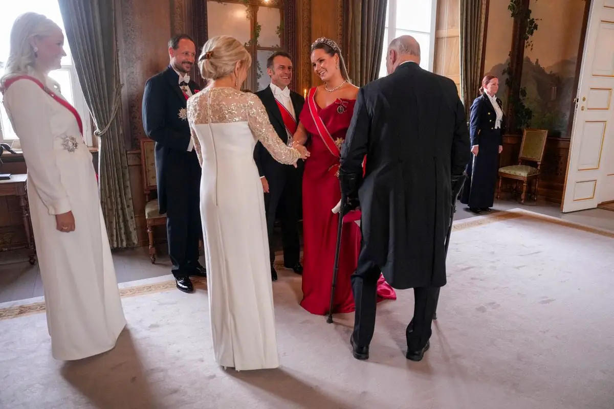 La princesse Ingrid Alexandra de Norvège brille en diadème au palais royal en compagnie d'un président et d'une première dame 10 Le président français Emmanuel Macron (3eD) et son épouse Brigitte Macron (3eL) sont accueillis par (GtoR) la princesse héritière Mette-Marit de Norvège, le prince héritier Haakon de Norvège, la princesse Ingrid Alexandra de Norvège et le roi Harald V de Norvège dans la salle des oiseaux du palais royal d'Oslo, le 23 juin 2025, lors d'une réception organisée dans le cadre de la visite officielle du président français en Norvège. (Photo by Javad Parsa / various sources / AFP) / Norvège OUT (Photo by JAVAD PARSA/NTB/POOL/AFP via Getty Images)