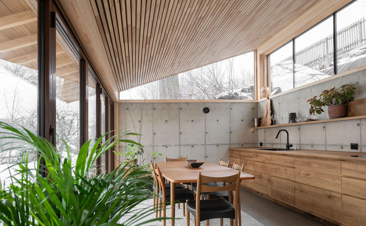 Une petite retraite en Norvège mêle l'art et la nature 7 Quand l'industriel rencontre l'organique : les murs en béton ancrent la cuisine, tandis que le bois apporte chaleur et texture.
