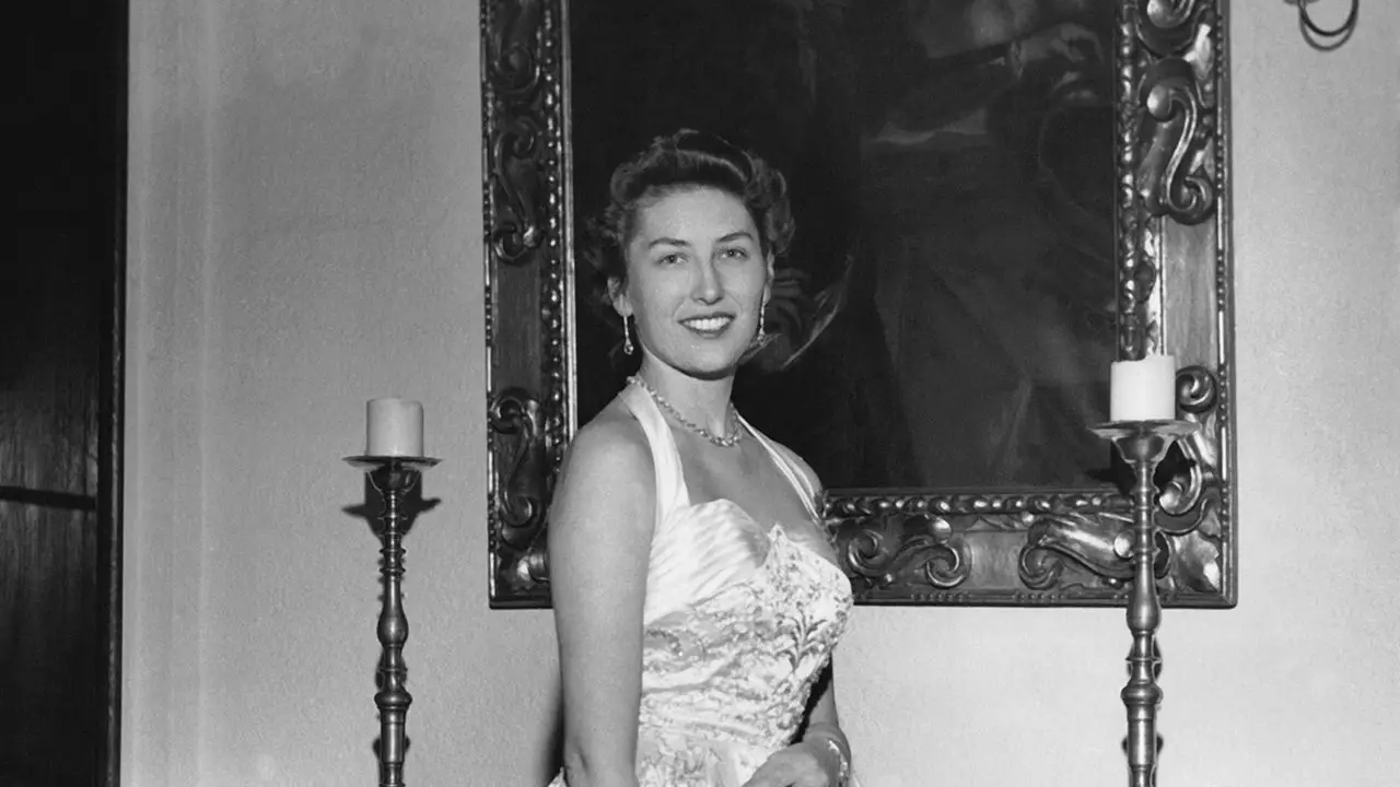 Alors que la princesse Astrid de Norvège honore de sa présence le banquet d'État français, la souveraine de 93 ans est déterminée à "être encore utile". 4 Alors que la princesse Astrid de Norvège honore de sa présence le banquet d'État français, la souveraine de 93 ans est déterminée à "être encore utile". - 3