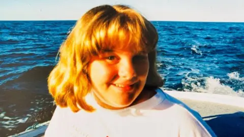 Alaina Beresford Photo d'une jeune fille - Alaina Beresford - avec la mer en arrière-plan