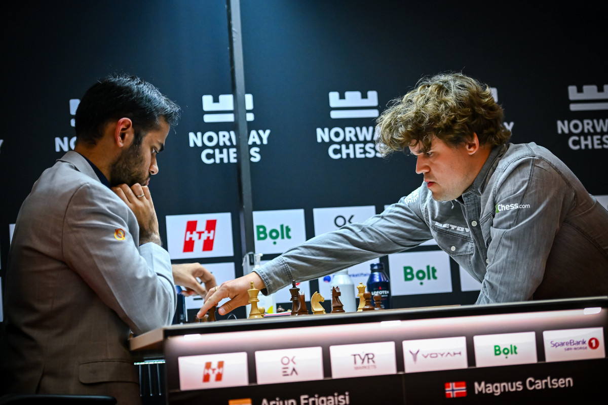 Magnus Carlsen arrache un match nul lors de la dernière ronde et remporte son septième titre de champion de Norvège d'échecs. 23 Arjun Erigaisi, Magnus Carlsen
