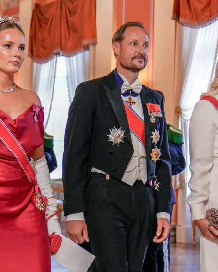 Pourquoi la princesse Ingrid Alexandra portait-elle un seul gant lors de la cérémonie de remise du diadème ? 2 Pourquoi la princesse Ingrid Alexandra portait-elle un seul gant lors de la cérémonie de remise du diadème ? - 1