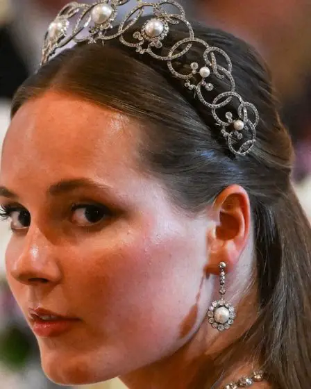 La princesse Ingrid Alexandra de Norvège brille en diadème au palais royal en compagnie d'un président et d'une première dame 2 La princesse Ingrid Alexandra de Norvège brille en diadème au palais royal en compagnie d'un président et d'une première dame - 1