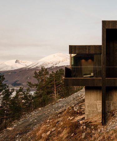 une maison de vacances dans le valldal par le bureau inainn s'adapte au relief dramatique de la norvege - 7