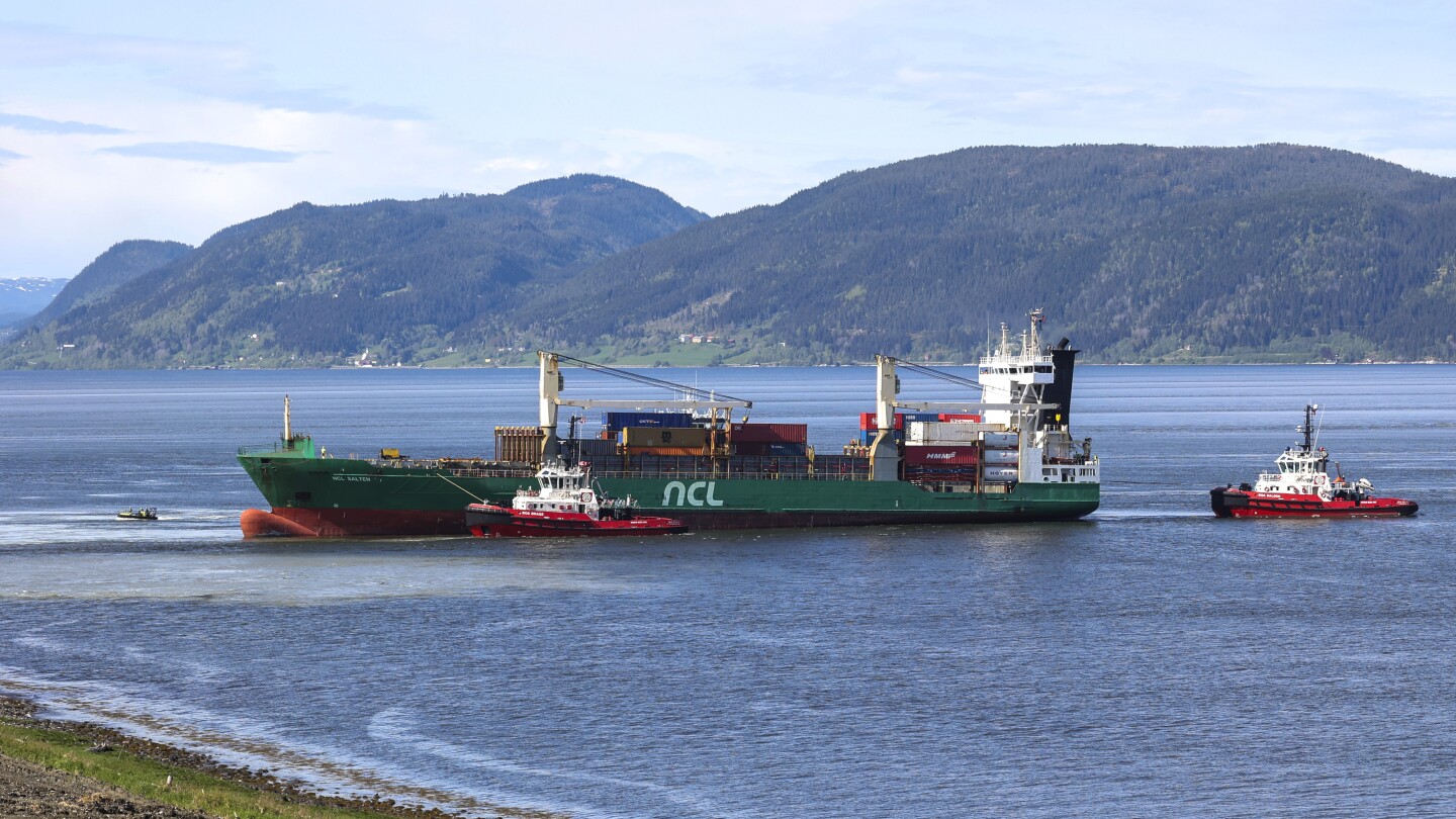 Un cargo qui s'est échoué en Norvège, manquant de peu une maison, est remorqué vers un port voisin. 4 Un cargo qui s'est échoué en Norvège, manquant de peu une maison, est remorqué vers un port voisin. - 3