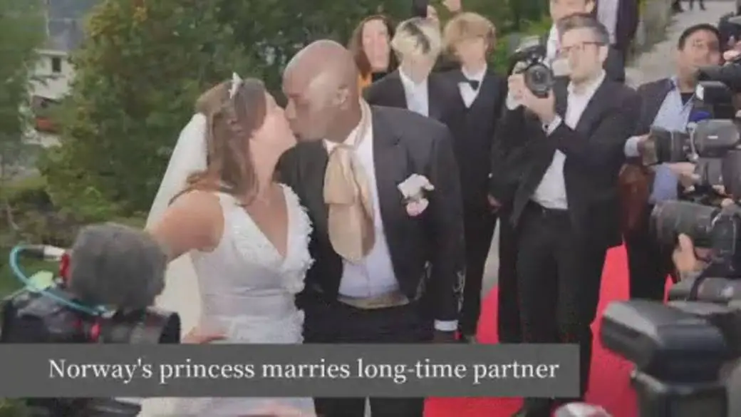 Cliquez pour lire la vidéo : La princesse norvégienne Märtha Louise épouse un chaman américain autoproclamé