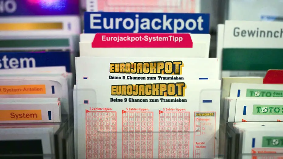 Une erreur à la loterie norvégienne a donné à des milliers de personnes de faux espoirs de gagner l'Eurojackpot 10 22 avril 2024, Rhénanie-du-Nord-Westphalie, Duesseldorf : Les tickets de l'Eurojackpot sont posés sur une table. Les numéros seront tirés au sort le mardi 23.04. 2024. Si un gagnant vient d'Allemagne, le record de gain allemand sera établi. Photo : Federico Gambarini/dpa (Photo by Federico Gambarini/picture alliance via Getty Images)