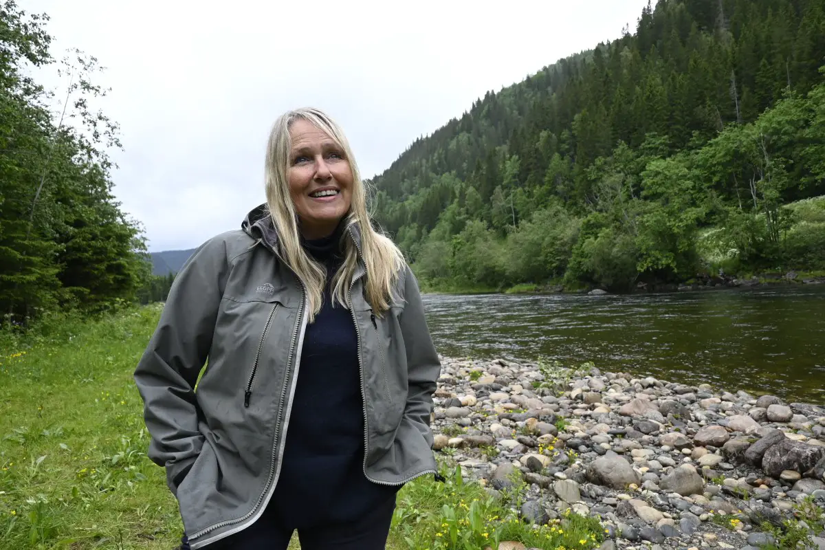 La mort lente et longue du saumon sauvage de Norvège 7 Ann-Britt Bogen, propriétaire de Gaula Flyfishing, s'adresse à un journaliste lors d'une interview à Singsaas, en Norvège.