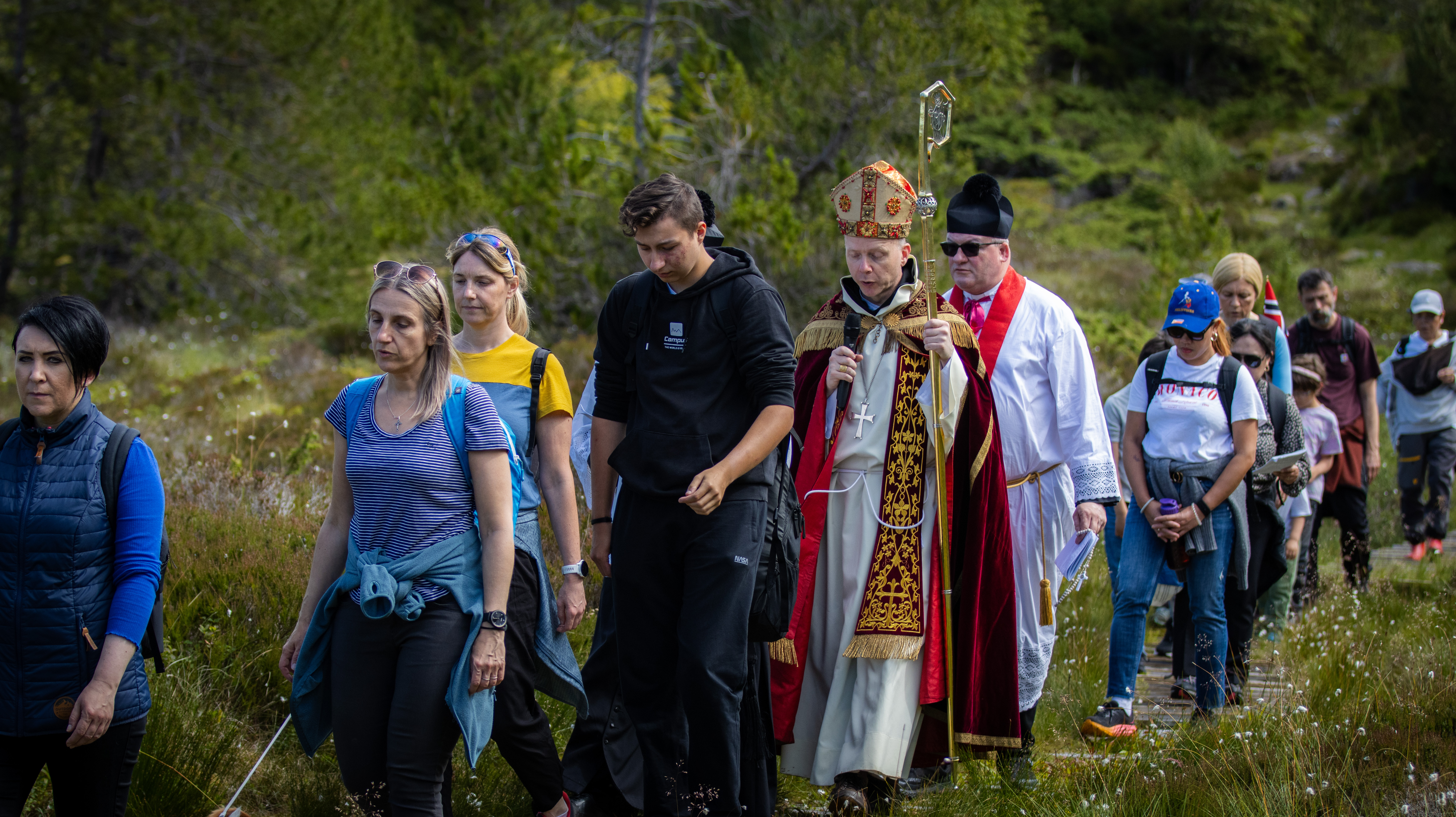 L'île sacrée de Norvège qui "transforme les touristes en pèlerins"| National Catholic Register 18 Procession conduite par l'évêque Erik Varden jusqu'aux ruines de l'abbaye bénédictine de Selja.