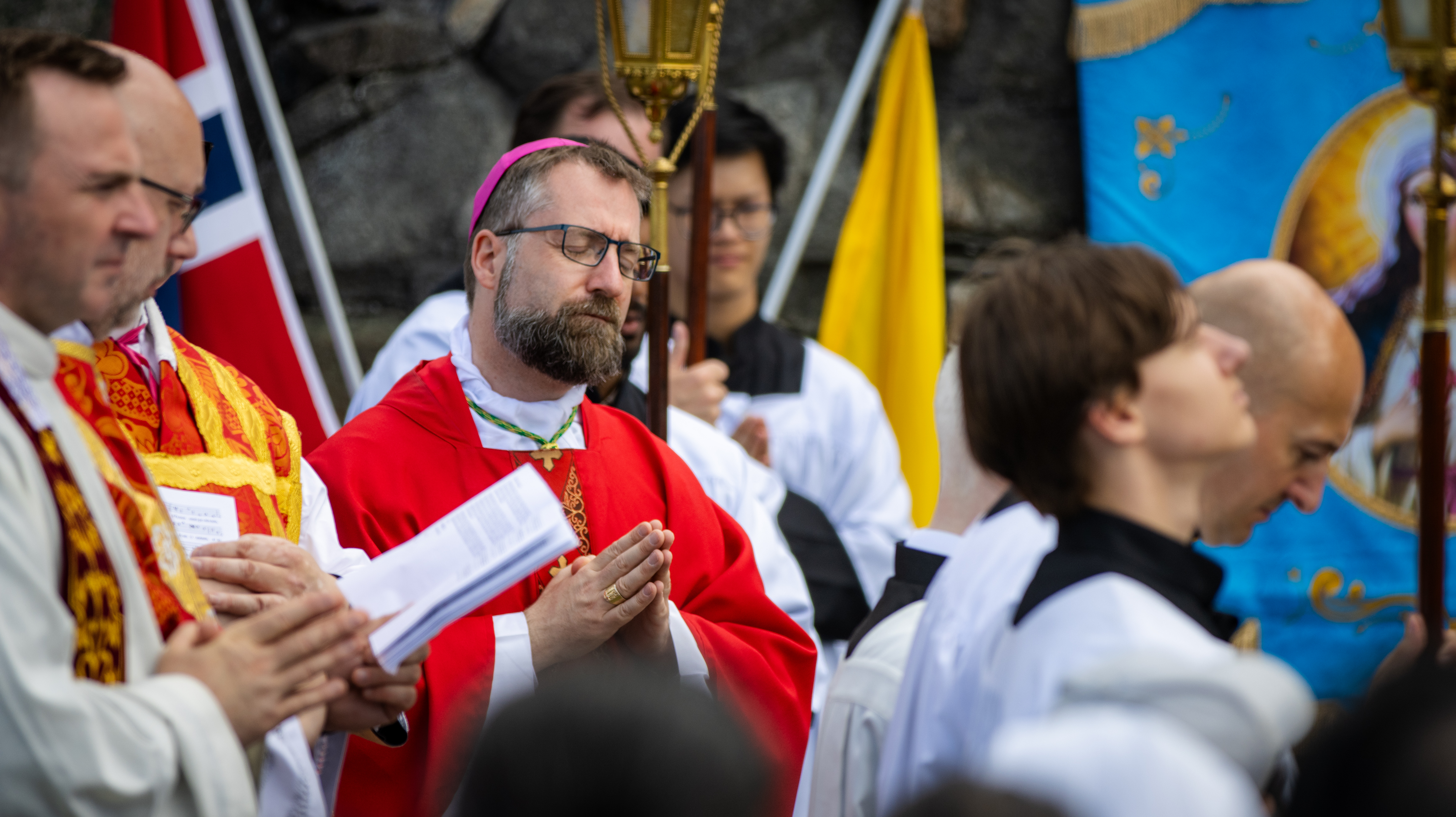 L'île sacrée de Norvège qui "transforme les touristes en pèlerins"| National Catholic Register 19 L'évêque Fredrik Hansen pendant la messe dans les ruines de l'abbaye bénédictine de Selja.