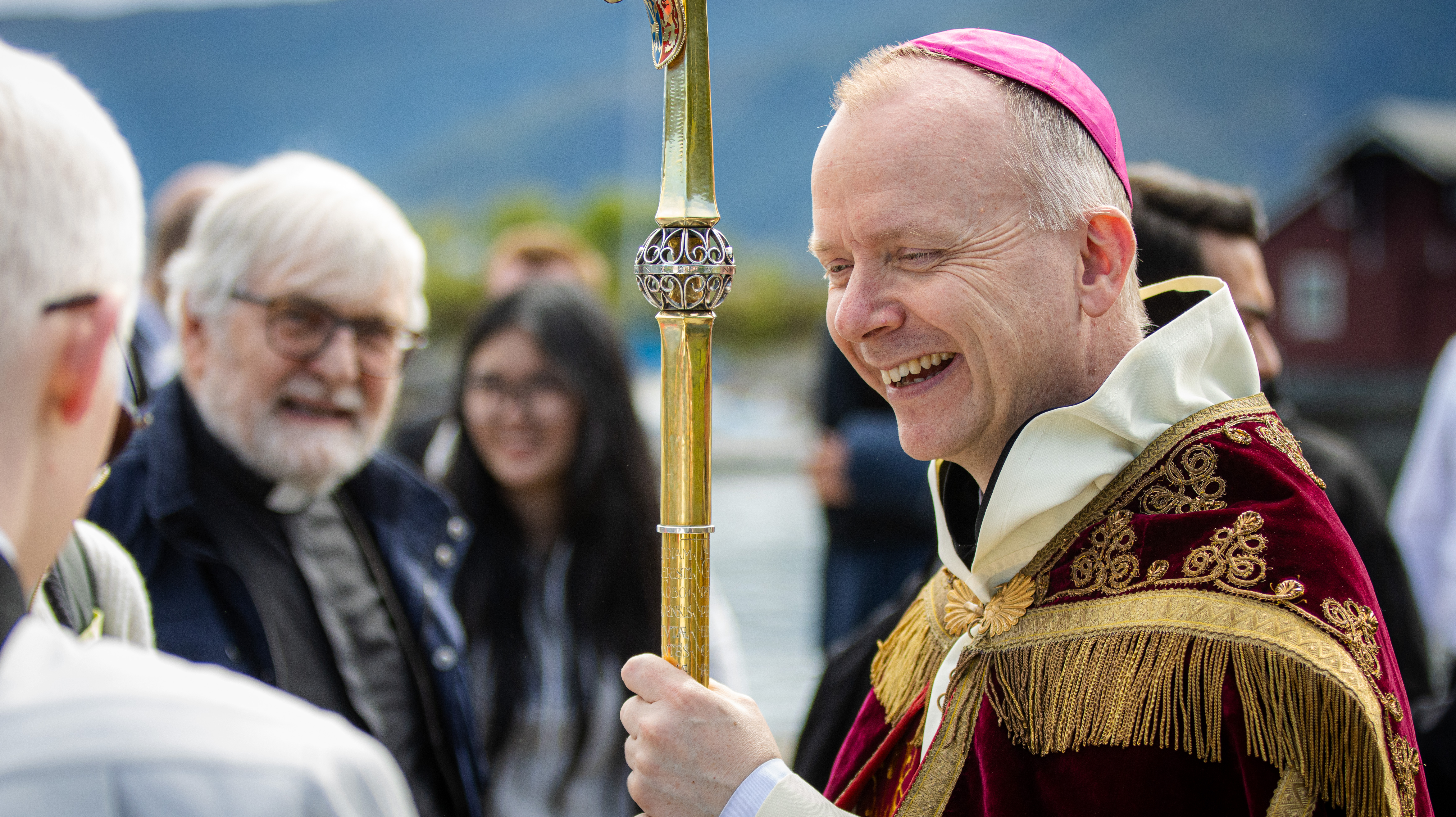 L'île sacrée de Norvège qui "transforme les touristes en pèlerins"| National Catholic Register 20 L'évêque Erik Varden accueille les pèlerins arrivant à Selja par le ferry.