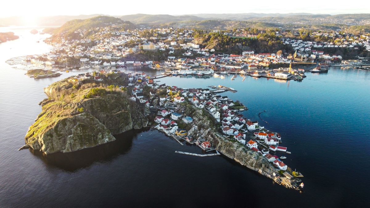 Six lieux à visiter en Norvège en 2025 13 La photo représente une vue d'ensemble de Kragerø.