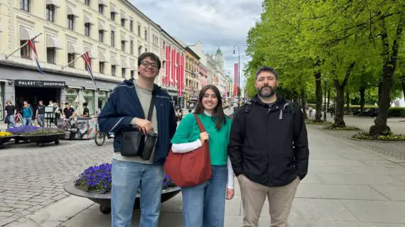 Les T-Birds reçoivent le prix international du design en Norvège 7 DJ Wilson, Aimee Barton et Brock Landrum posent pour une photo à Oslo, en Norvège.