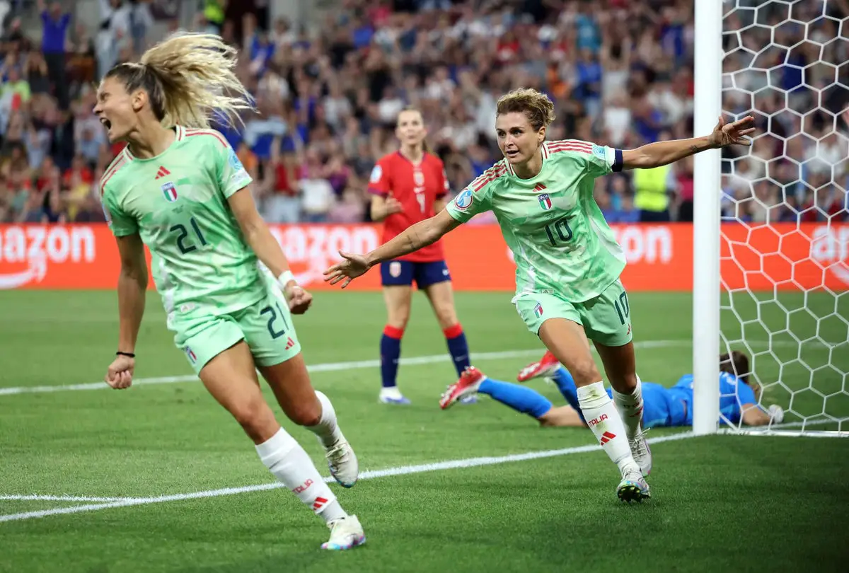 Norvège 1 Italie 2 : Un doublé de Cristiana Girelli permet à l'Italie de se qualifier pour sa première demi-finale de l'Euro depuis des décennies 16 Norvège 1 Italie 2 : Un doublé de Cristiana Girelli permet à l'Italie de se qualifier pour sa première demi-finale de l'Euro depuis des décennies - 15