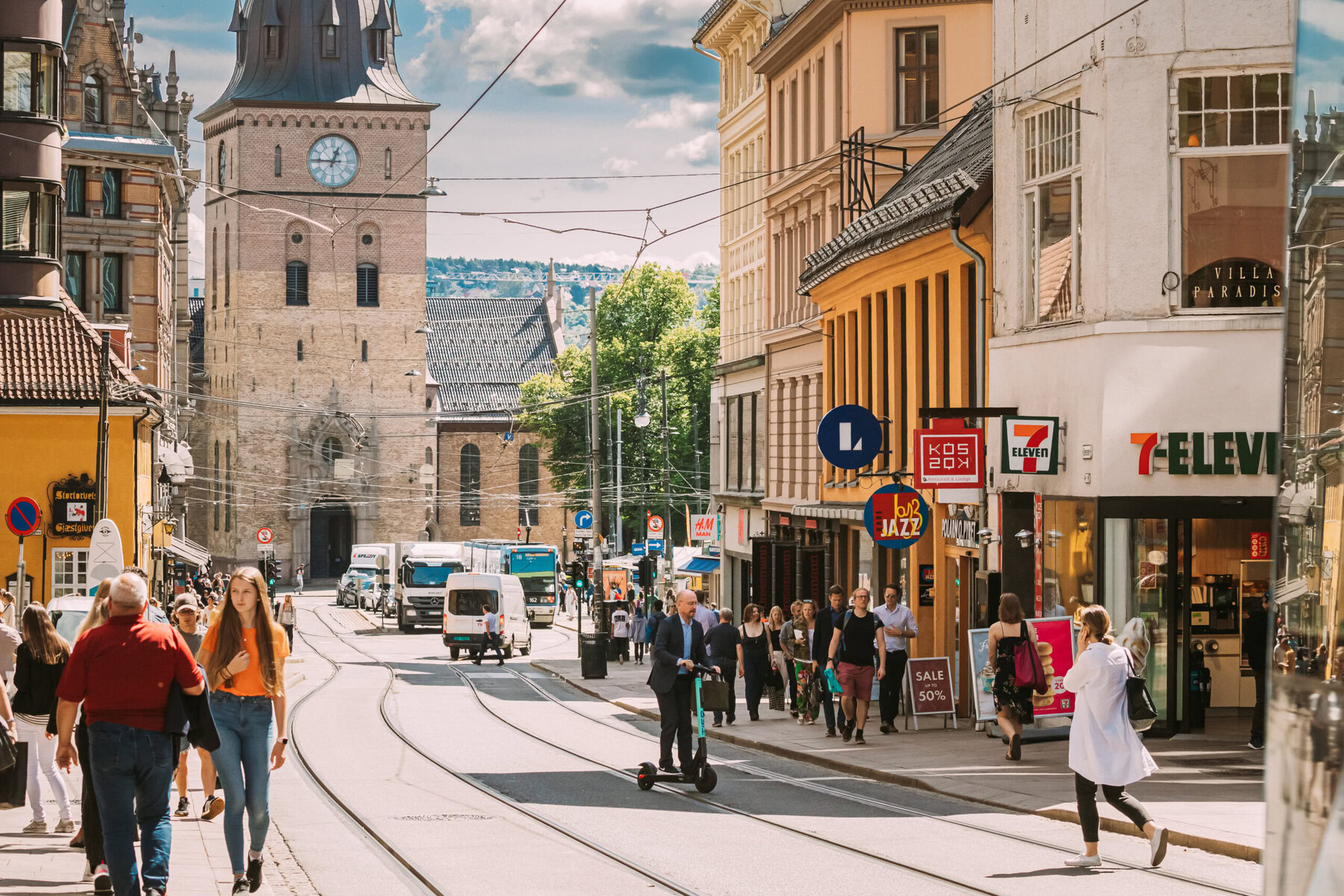 La Norvège prouve que le sans-abrisme est un problème qui peut être résolu 23 Personnes marchant près de la cathédrale d'Oslo en Norvège.