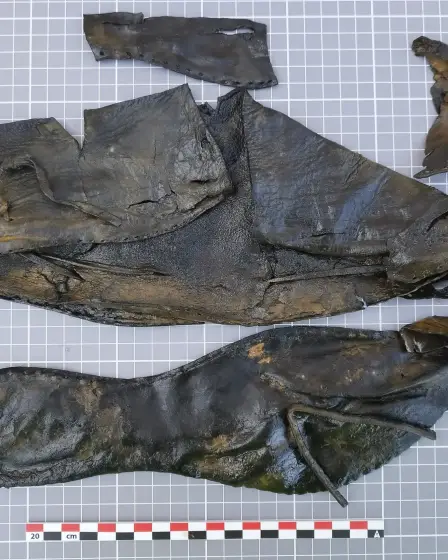 C'est comme une empreinte de pas du Moyen-Âge : Des archéologues découvrent 200 chaussures médiévales et des centaines de sacs en cuir et de fourreaux d'épée dans un port norvégien 2 C'est comme une empreinte de pas du Moyen-Âge : Des archéologues découvrent 200 chaussures médiévales et des centaines de sacs en cuir et de fourreaux d'épée dans un port norvégien - 1