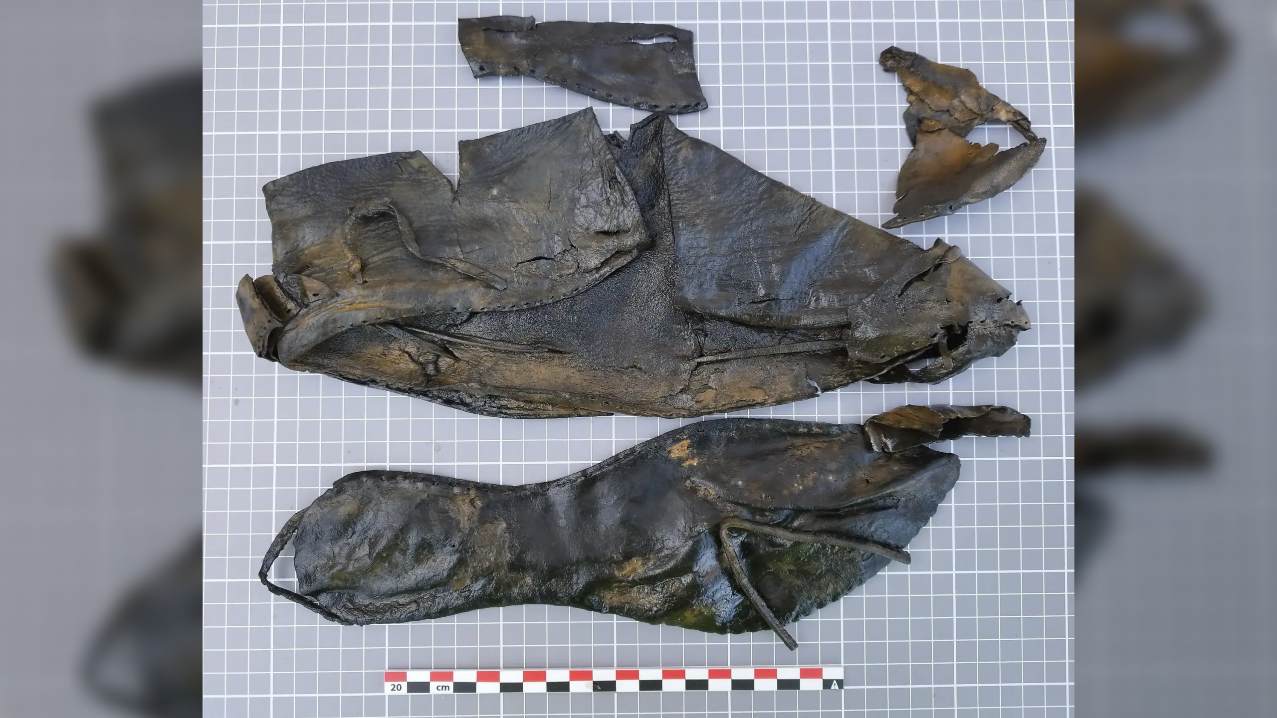 C'est comme une empreinte de pas du Moyen-Âge : Des archéologues découvrent 200 chaussures médiévales et des centaines de sacs en cuir et de fourreaux d'épée dans un port norvégien 4 C'est comme une empreinte de pas du Moyen-Âge : Des archéologues découvrent 200 chaussures médiévales et des centaines de sacs en cuir et de fourreaux d'épée dans un port norvégien - 3