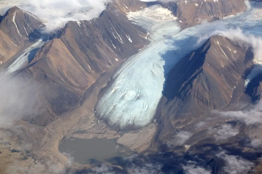 La famille du journaliste américain Alec Luhn porté disparu en Norvège après une randonnée pédestre 7 Vue aérienne d'un glacier au Svalbard.