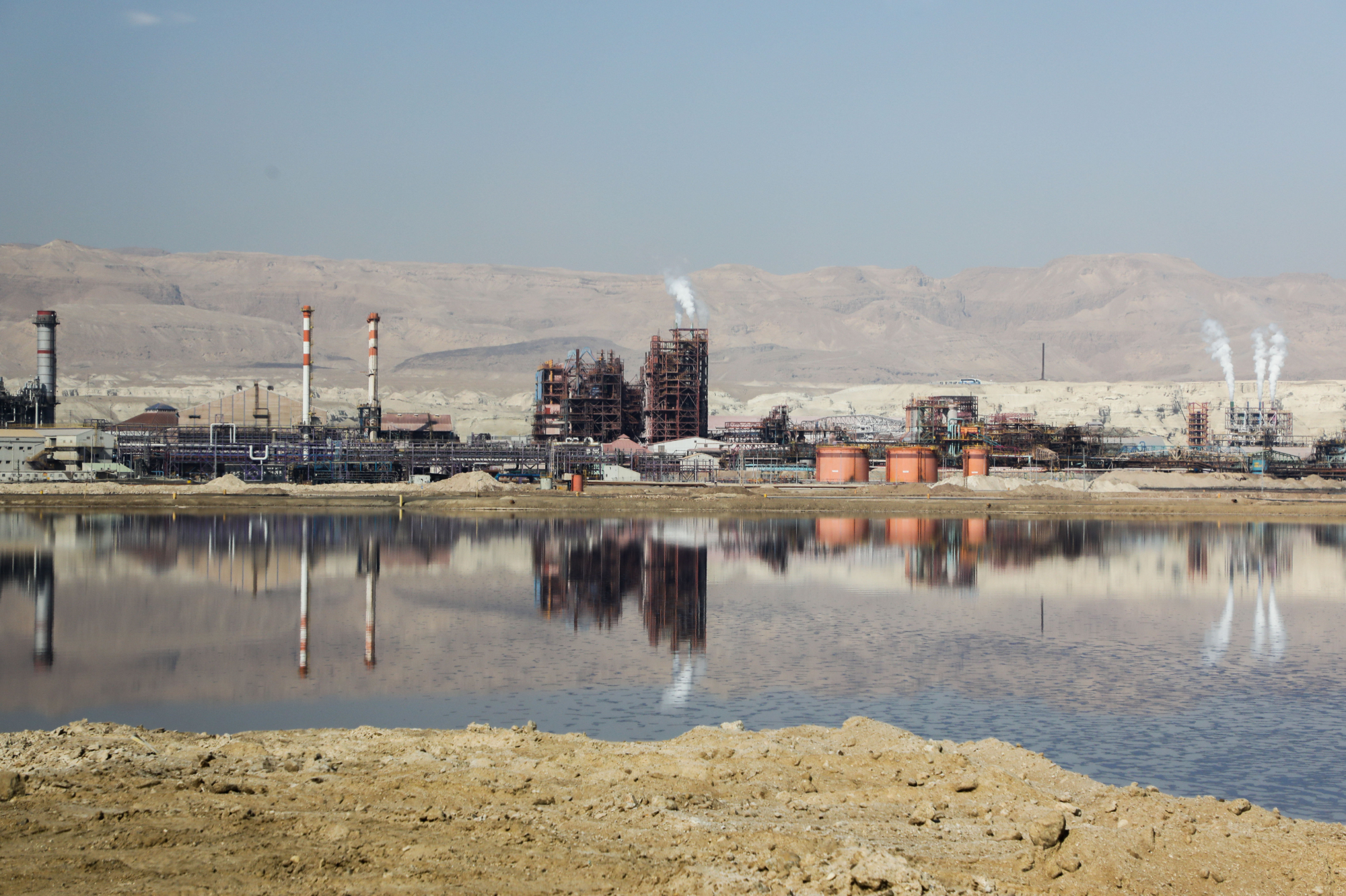 Vue de l'usine de potasse exploitée par Dead Sea Works, une filiale du groupe ICL, sur la côte de la mer Morte en Israël, le 2 février 2018. (Issac Harari/Flash90) Vue de l'usine de potasse exploitée par Dead Sea Works, une filiale du groupe ICL, sur la côte de la mer Morte en Israël, le 2 février 2018. (Issac Harari/Flash90)