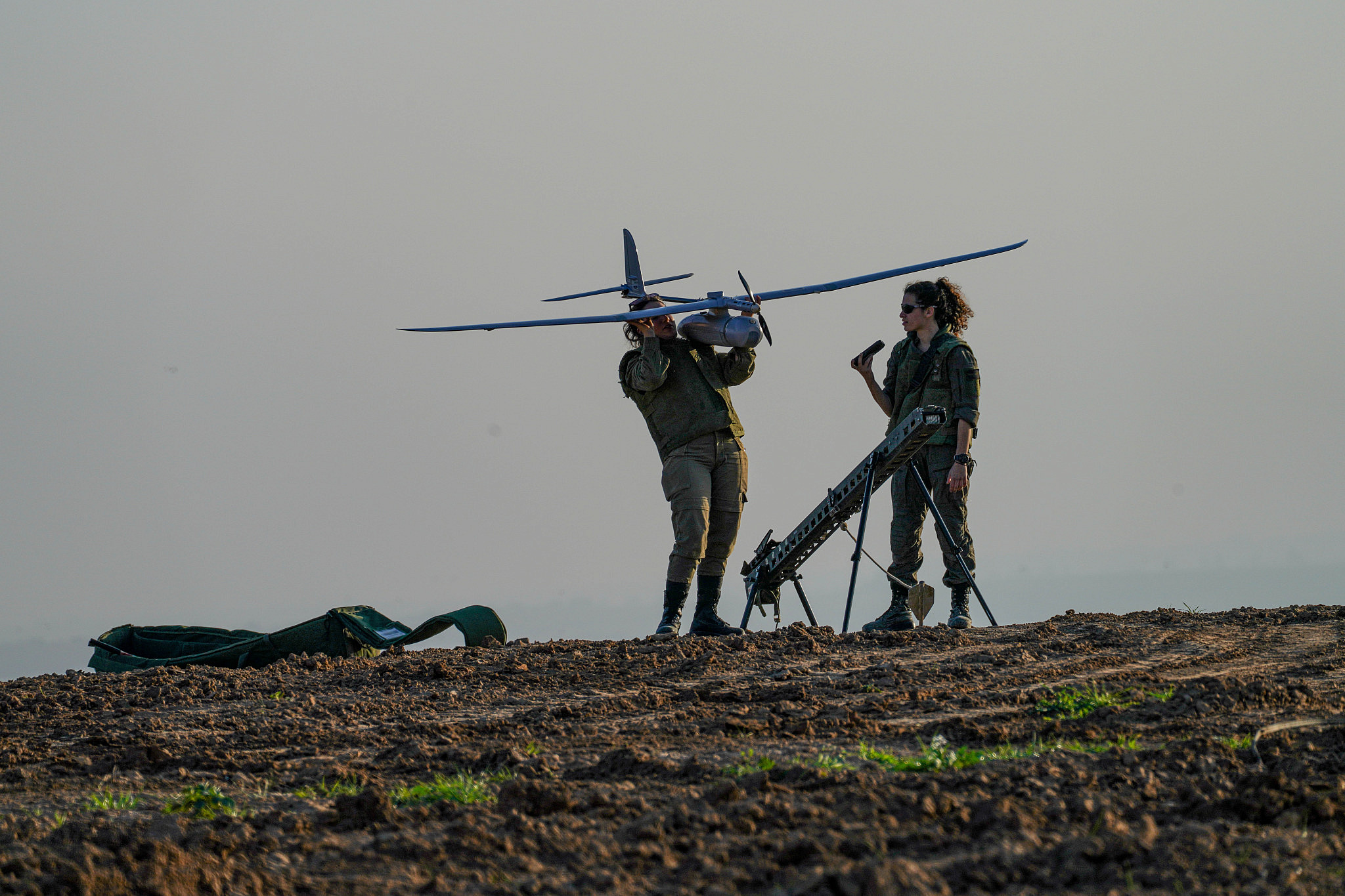 Un soldat israélien tient un drone près de la barrière de Gaza le 6 janvier 2024. (Flash90) Un soldat israélien tient un drone près de la barrière de Gaza le 6 janvier 2024. (Flash90)