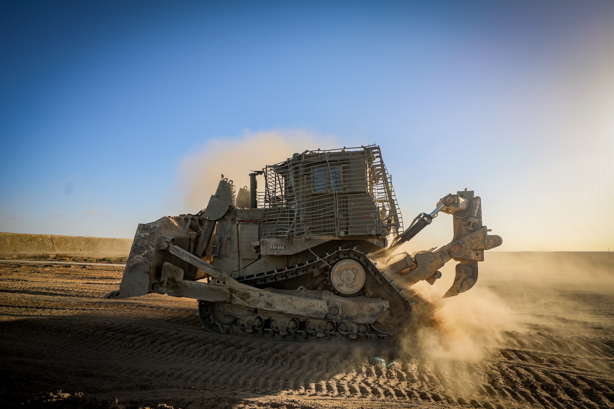 Un bulldozer israélien D9 vu près du Stip de Gaza, dans le sud d'Israël, le 4 mars 2024. (Jamal Awad/Flash90) Un bulldozer israélien D9 vu près de Gaza Stip, dans le sud d'Israël, le 4 mars 2024. (Jamal Awad/Flash90)
