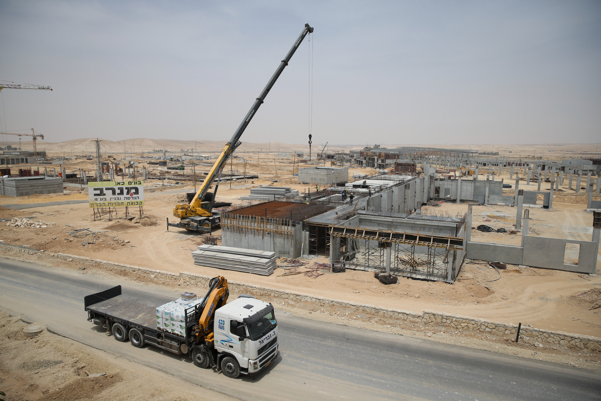 Le site de construction des bases d'entraînement militaire combiné près de Be'er Sheva, dans le désert du Néguev, le 7 mai 2014. (Hadas Parush/Flash 90) Le site de construction des bases d'entraînement militaire combiné près de Be'er Sheva, dans le désert du Néguev, le 7 mai 2014. (Hadas Parush/Flash 90)