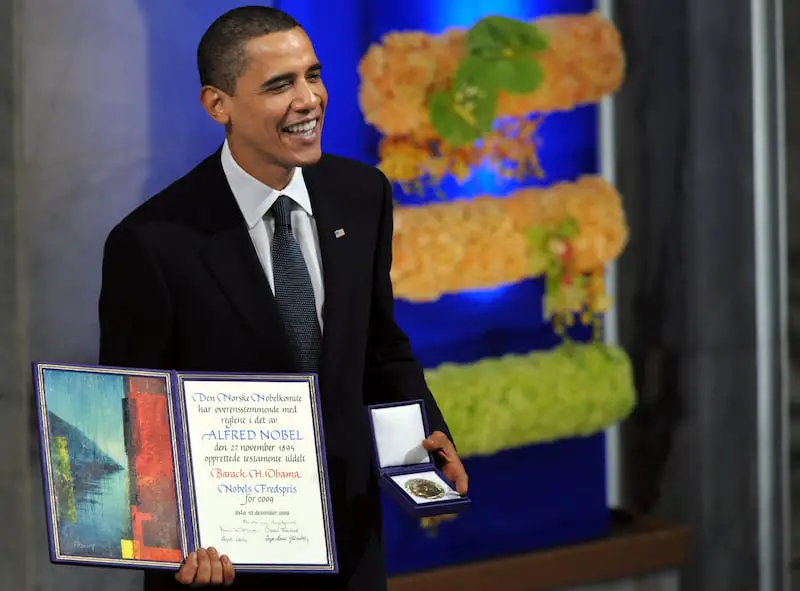 L'appel désespéré de Trump à des diplomates norvégiens au sujet du prix Nobel de la paix 11 L'ancien président Barack Obama, alors âgé de 48 ans, sourit avec son diplôme et sa médaille d'or lors de la cérémonie de remise du prix Nobel de la paix 2009.