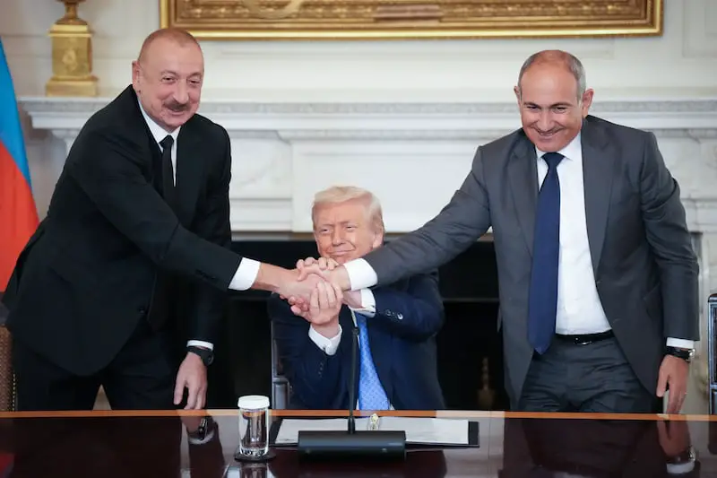 L'appel désespéré de Trump à des diplomates norvégiens au sujet du prix Nobel de la paix 12 WASHINGTON, DC - 08 AOÛT : Le président des États-Unis Donald Trump (C) tient la main du président azerbaïdjanais Ilham Aliyev (G) et du Premier ministre arménien Nikol Pashinyan (D) lors d'une cérémonie de signature dans la salle à manger d'État de la Maison-Blanche le 8 août 2025 à Washington, DC. L'accord signé vise à mettre fin au conflit entre l'Arménie et l'Azerbaïdjan qui dure depuis des décennies. (Photo par Andrew Harnik/Getty Images)