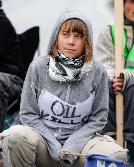 Greta Thunberg et les défenseurs du climat bloquent une raffinerie de pétrole en Norvège 32 Greta Thunberg et les défenseurs du climat bloquent une raffinerie de pétrole en Norvège - 31