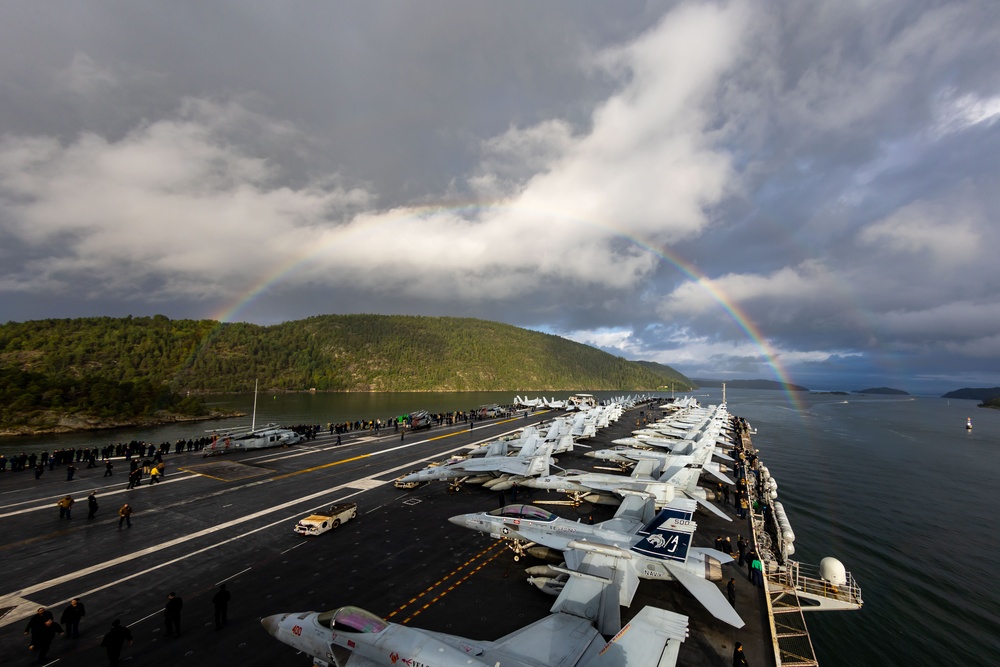 DVIDS - Actualités - L'USS Gerald R. Ford arrive à Oslo, en Norvège 4 DVIDS - Actualités - L'USS Gerald R. Ford arrive à Oslo, en Norvège - 3