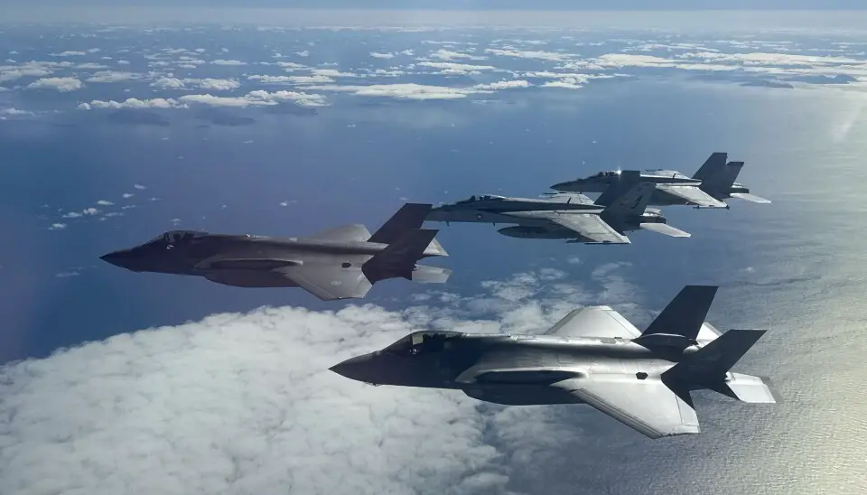 F/A-18 E/F Super Hornets attached to Carrier Air Wing 8 fly in formation with Royal Norwegian Air Force F-35 Lightning II aircraft off the western coast of Norway. Les trois sous-marins Yasen de la flotte du Nord sont en mer alors que le groupe de porte-avions américain navigue dans le nord de la Norvège. - 15