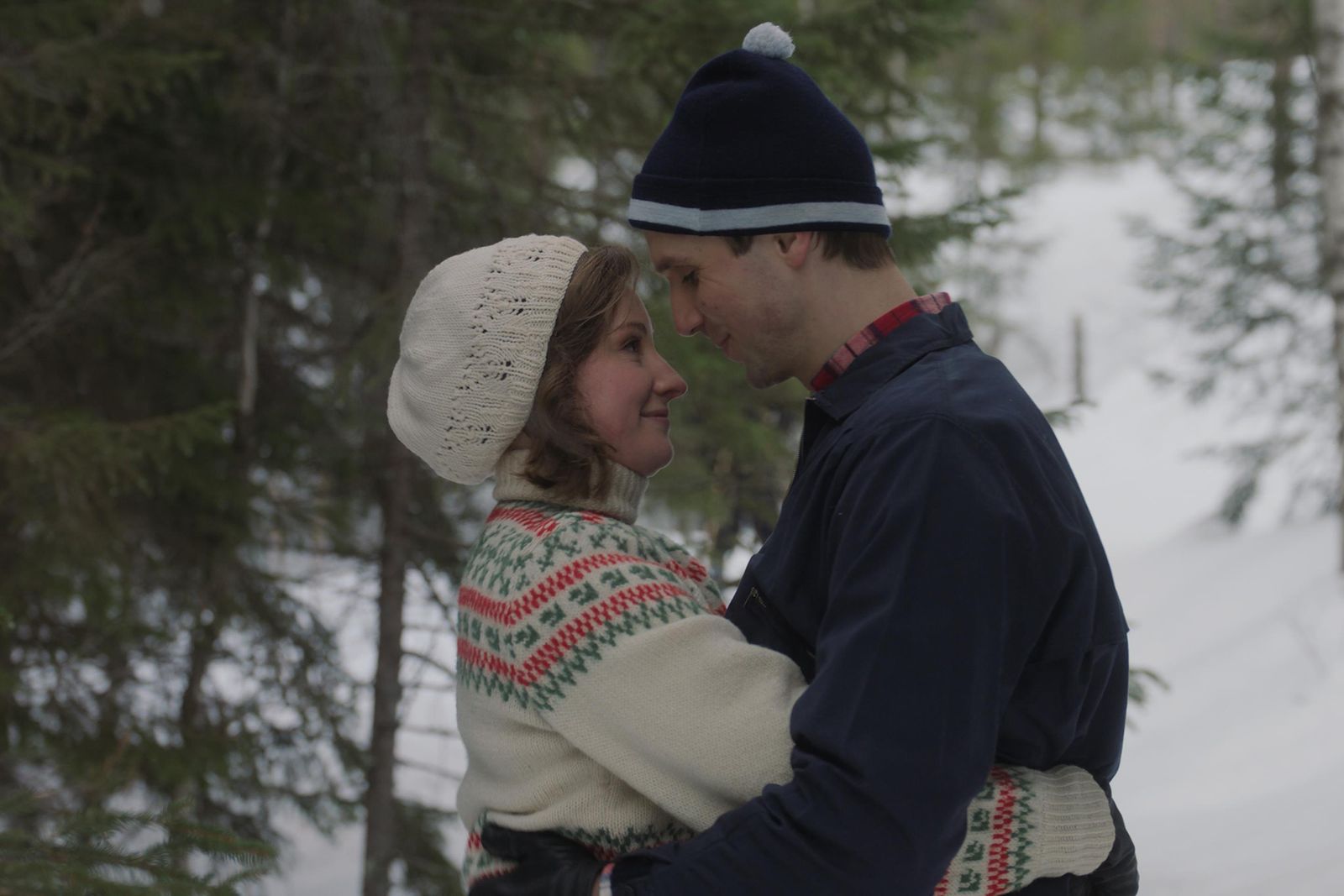 Alors que le roi Harald et la reine Sonja de Norvège célèbrent leur anniversaire, Tatler revient sur l'histoire d'amour révolutionnaire qui a failli faire tomber la monarchie. 7 L'image peut contenir Emma Lowndes Casquette Vêtements Chapeau Visage Tête Personne Photographie Portrait Plante Végétation et Manteau