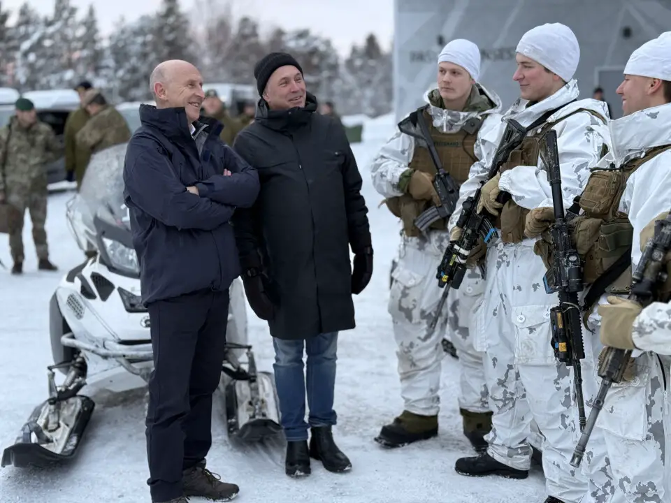 The two Defense Ministers of Norway and Britain, John Healey (left) and Tore Sandvik. Here at a meeting with Norwegian military border guards at the Pasvik camp, just a few hundred meters from the border with Russia. La Norvège s'apprête à acheter des frégates au Royaume-Uni - 10