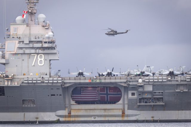 Arrivée du porte-avions alors que les tensions augmentent 18 Arrivée du porte-avions alors que les tensions augmentent - 17