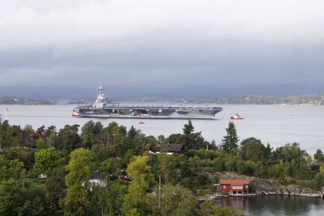 Arrivée du porte-avions alors que les tensions augmentent 22 Arrivée du porte-avions alors que les tensions augmentent - 21