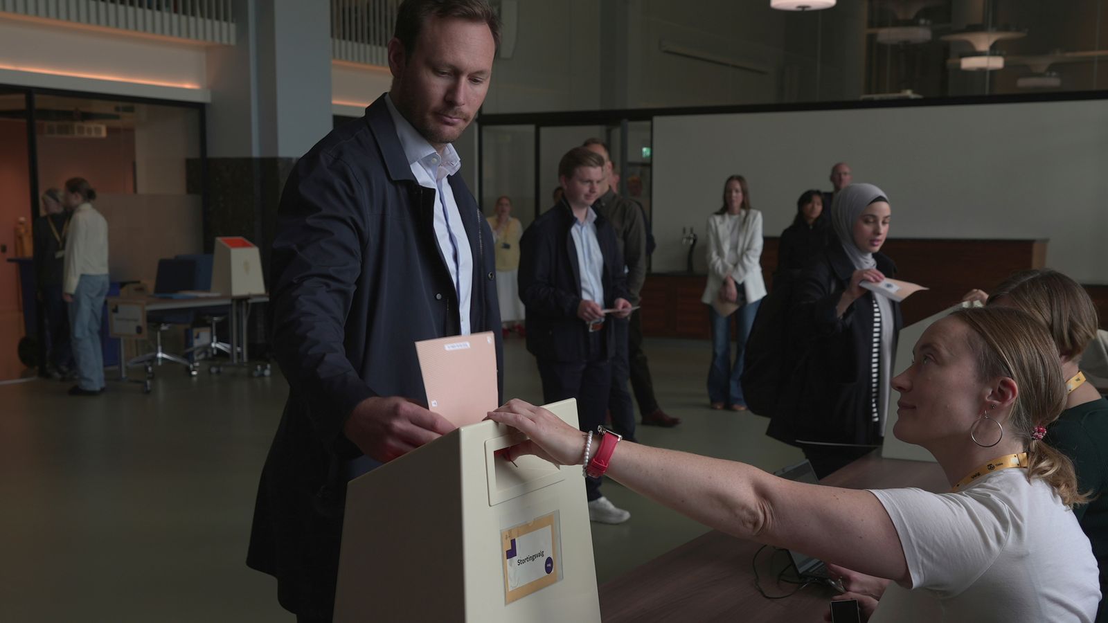 Les élections norvégiennes reconduisent les travaillistes au pouvoir, tandis que le Parti du progrès, d'extrême droite, double sa part de voix. 12 Les élections norvégiennes reconduisent les travaillistes au pouvoir, tandis que le Parti du progrès, d'extrême droite, double sa part de voix. - 11