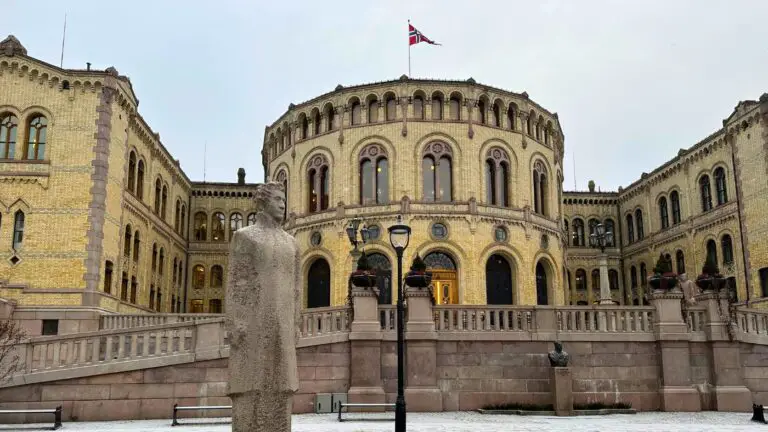 Élections norvégiennes 2025 : Les partis rouge et vert remportent la majorité 11 Le Parlement norvégien à Oslo en hiver. Photo : David Nikel : David Nikel.