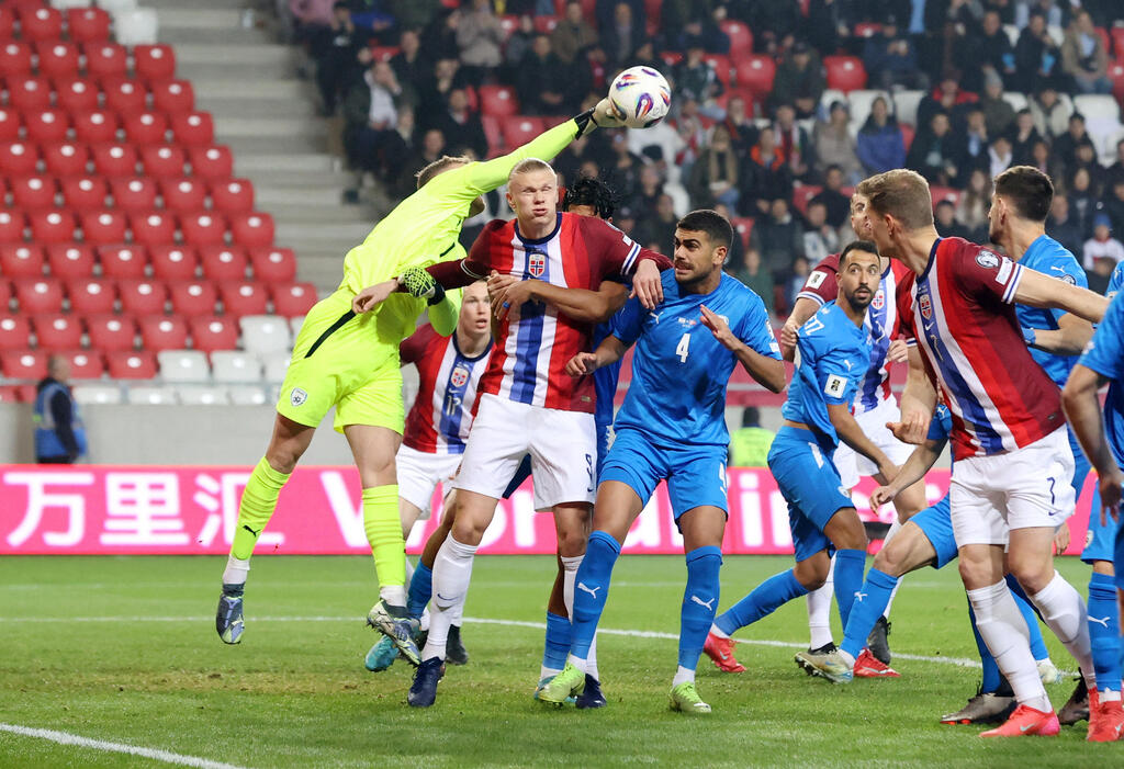 L'équipe nationale israélienne de football affronte la Norvège lors d'un match de qualification pour la Coupe du monde en mars (Photo : REUTERS/Bernadett Szabo) שחקן נבחרת ישראל רז שלמה מול שחקן נבחרת נורבגיה ארלינג הולאנד