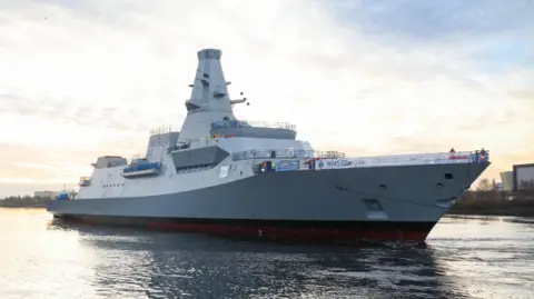 UK MOD Crown Copyright Le HMS Glasgow, une frégate de type 26, fait route vers le chantier naval de Scotstoun après avoir été mis à flot avec succès sur la Clyde.