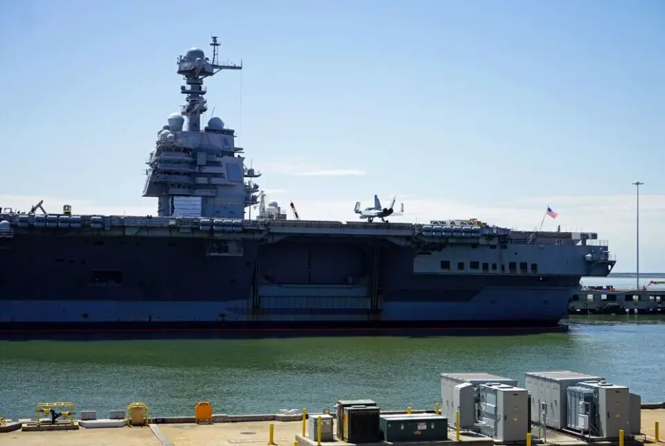 The USS Gerald R. Ford is the world's largest warship. Here at port in Norfolk, Virginia. Les trois sous-marins Yasen de la flotte du Nord sont en mer alors que le groupe de porte-avions américain navigue dans le nord de la Norvège. - 16