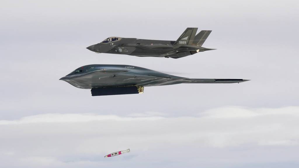 Un bombardier B-2 de l'armée de l'air teste une bombe tueuse de navires au large de la Norvège 4 Un bombardier B-2 de l'armée de l'air teste une bombe tueuse de navires au large de la Norvège - 3