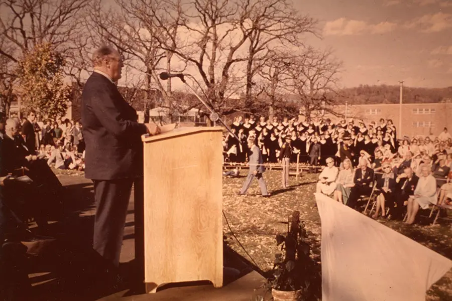 Visites royales de Norvège | Luther College 13 1975 Le roi Olav pose la première pierre du CFL