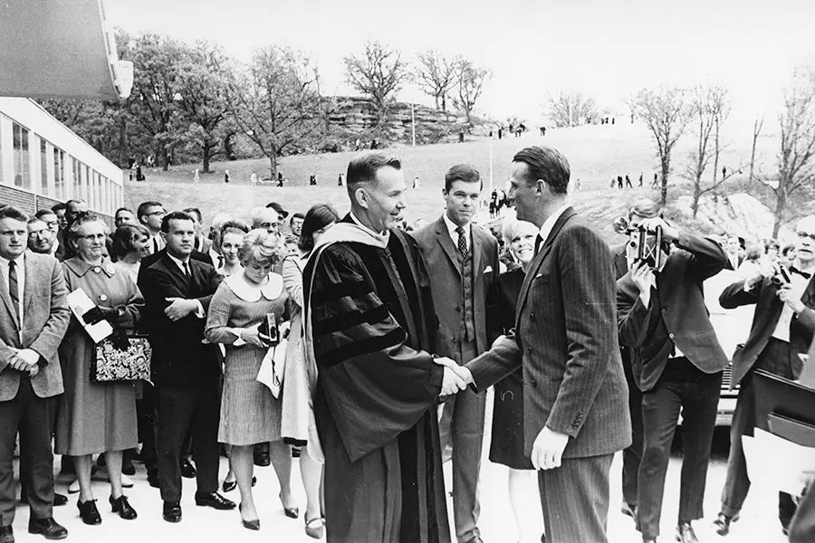 Visites royales de Norvège | Luther College 12 1965 : diplôme honorifique pour le prince héritier Harald
