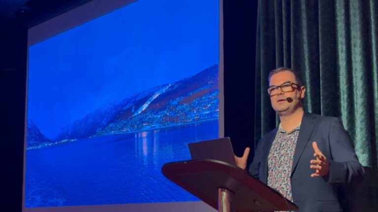 La semaine des aurores boréales à Trondheim 36 David Nikel donnant une conférence sur un bateau de croisière.