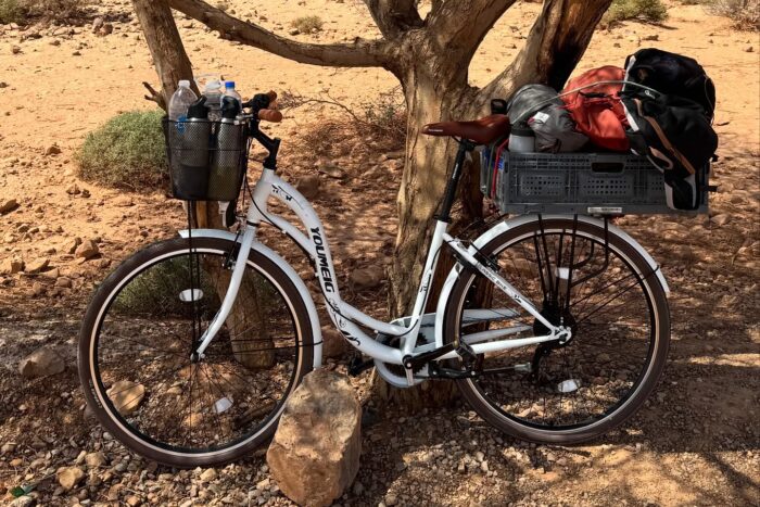 Un aventurier traverse le désert marocain lors d'une expédition de la Norvège à l'Amazonie " Explorersweb 15 vélo contre arbre