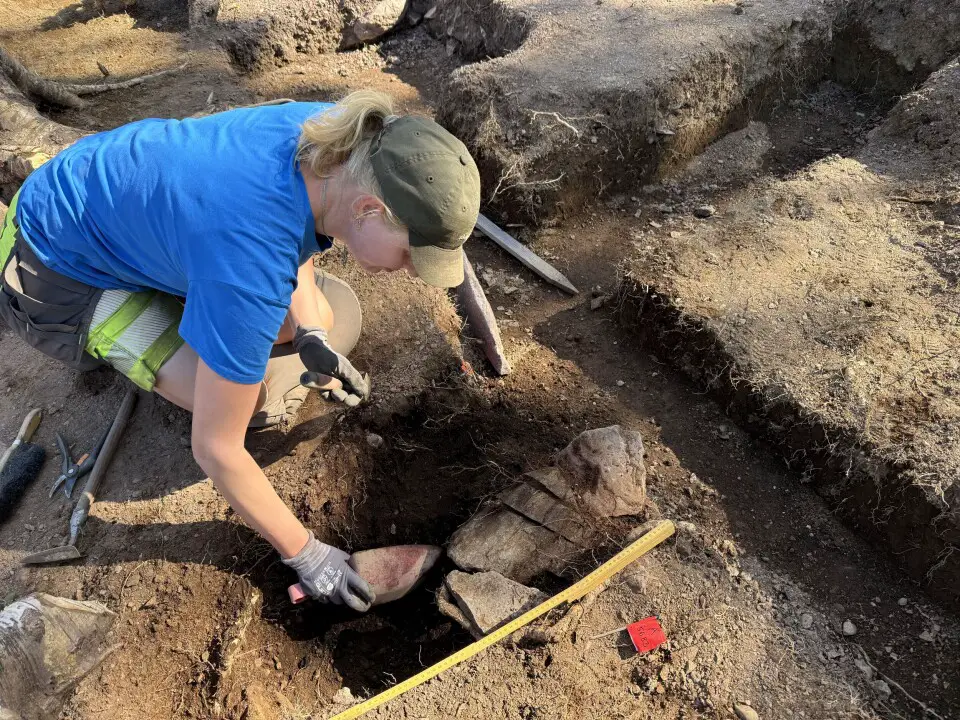 Here, archaeologists uncover a stone-lined fireplace centrally placed in the house. Découverte en Norvège d'un marteau rare datant de l'âge de pierre et vieux de 9 000 ans - 31