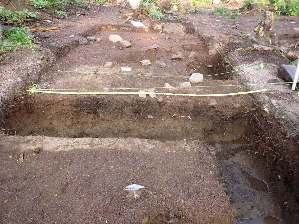 The dark layer in the trench is the floor of a Stone Age hut. Découverte en Norvège d'un marteau rare datant de l'âge de pierre et vieux de 9 000 ans - 30